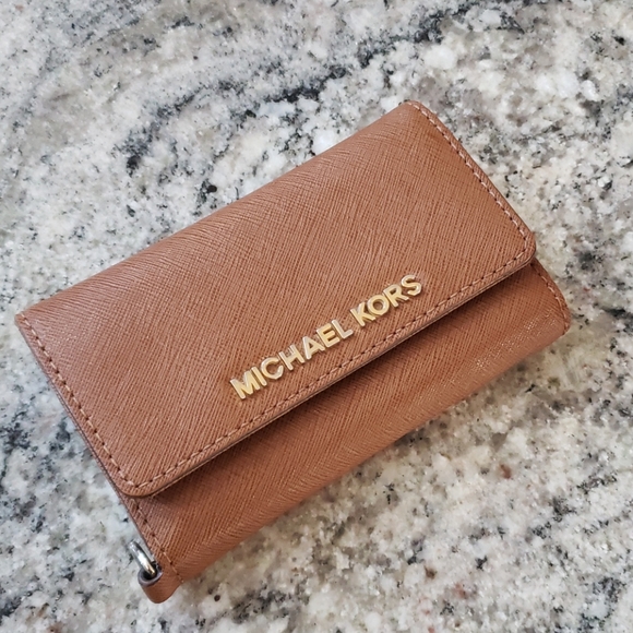 Michael Kors Handbags - 📱Michael Kors Phone Wallet